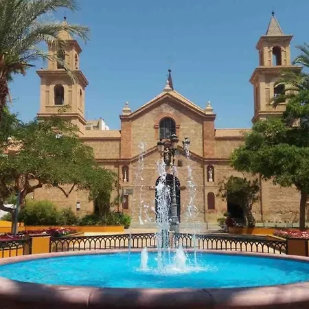 Acogedor En Zona Residencial Con Piscina Торевьиа
