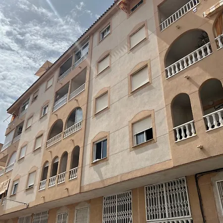 Acogedor En Zona Residencial Con Piscina *
