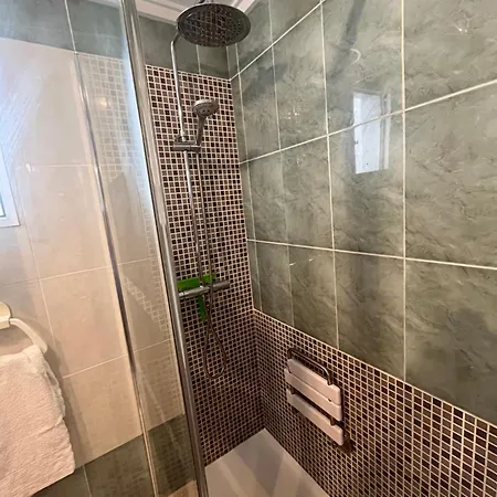 Acogedor En Zona Residencial Con Piscina