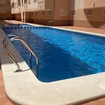 Acogedor En Zona Residencial Con Piscina 公寓